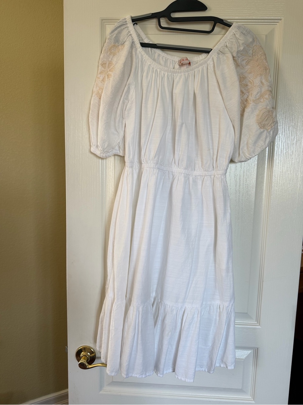 White Knox Rose Puff Sleeve Summer Dress with sleeve detail